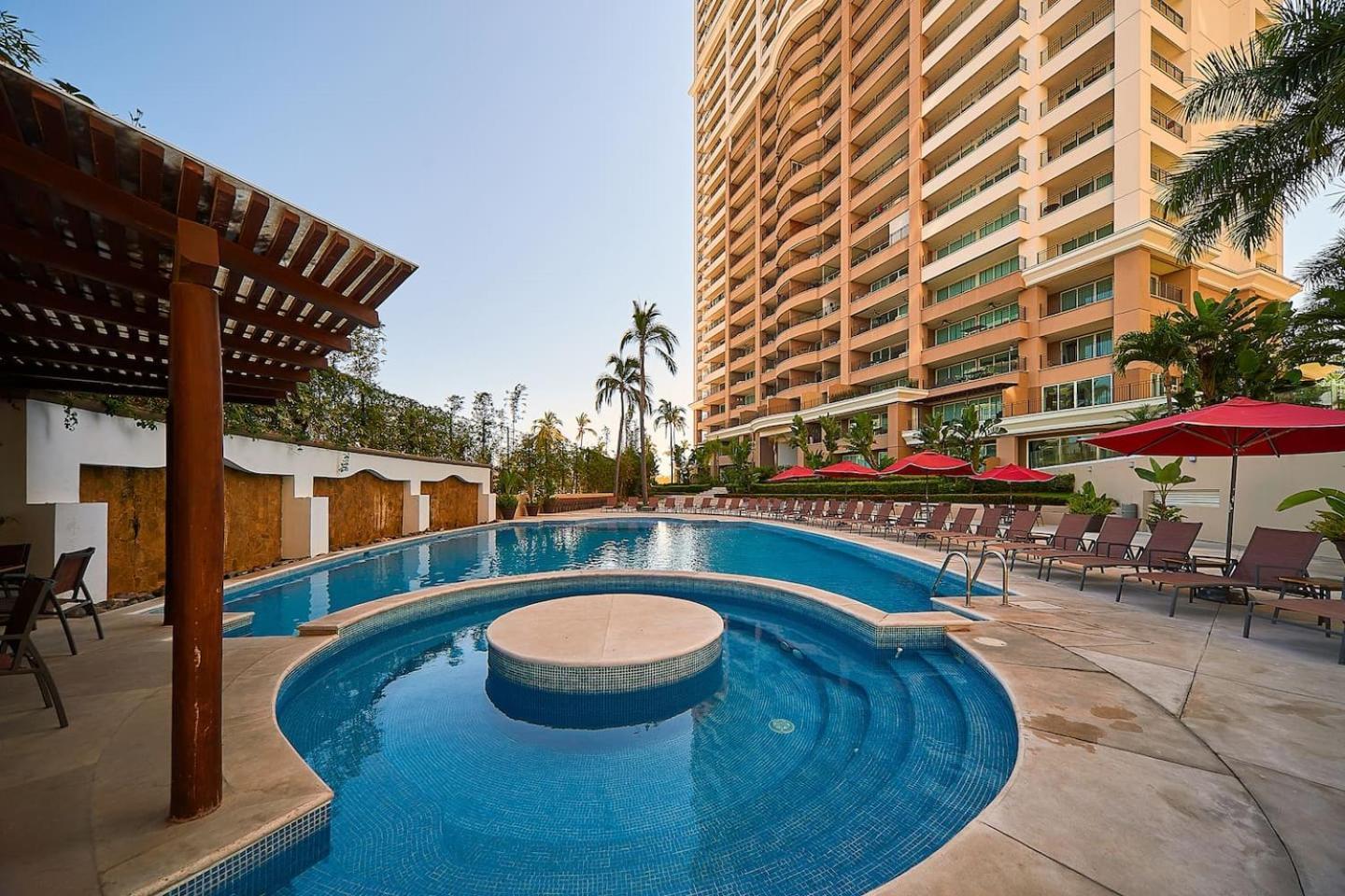 Grand Venetian Beachfront Condos Puerto Vallarta Buitenkant foto