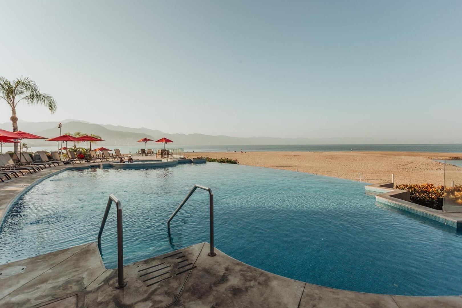 Grand Venetian Beachfront Condos Puerto Vallarta Buitenkant foto